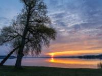 Sonnenaufgangsstimmung am Chiemsee bei Prien Harras